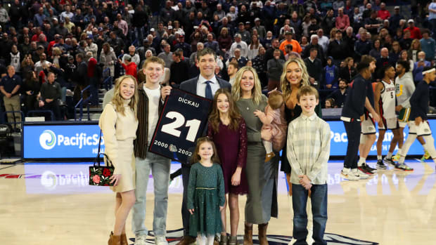 dan dickau gonzaga jersey ceremony3